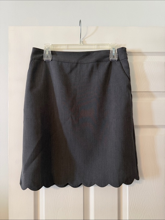 LOFT Dresses & Skirts - LOFT Gray  Scallop-Hem Mini Skirt size 6T brand new length 21” waist 32”